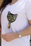 RENKTE KEDİ ARMALI YAN YIRTMAÇLI BEYAZ T-SHİRT