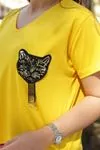 RENKTE KEDİ ARMALI YAN YIRTMAÇLI SARI T-SHİRT
