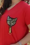 RENKTE KEDİ ARMALI YAN YIRTMAÇLI KIRMIZI T-SHİRT
