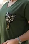 RENKTE KEDİ ARMALI YAN YIRTMAÇLI HAKİ YEŞİL T-SHİRT