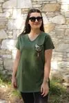 RENKTE KEDİ ARMALI YAN YIRTMAÇLI HAKİ YEŞİL T-SHİRT