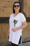 RENKTE KEDİ ARMALI YAN YIRTMAÇLI BEYAZ T-SHİRT