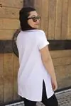 RENKTE KEDİ ARMALI YAN YIRTMAÇLI BEYAZ T-SHİRT