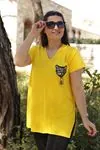 RENKTE KEDİ ARMALI YAN YIRTMAÇLI SARI T-SHİRT