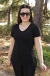 RENKTE BÜYÜK BEDEN V YAKA SİYAH T-SHİRT