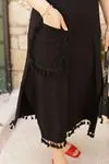RENKTE CEBİ VE ETEK UCU PÜSKÜLLÜ SİYAH ELBİSE