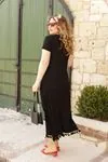 RENKTE CEBİ VE ETEK UCU PÜSKÜLLÜ SİYAH ELBİSE