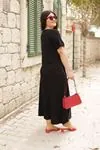RENKTE ÖNÜ PUANTİYELİ SİYAH UZUN ELBİSE
