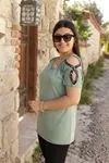 RENKTE KOLU PUL GARNİLİ MİNT BLUZ