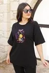 RENKTE KEDİ NAKIŞLI DUBLE KOL SİYAH T-SHİRT