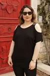 RENKTE BÜYÜK BEDEN OMUZ PENCERELİ TAŞ DETAY SİYAH BLUZ