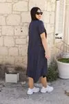 RENKTE TEK CEPLİ DESENLİ ELBİSE