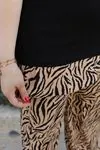RENKTE ASİMETRİK LEOPAR DESENLİ SİYAH TAKIM