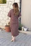 RENKTE KISA KOLLU DESENLİ ELBİSE