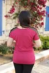 RENKTE OMUZLARI KUŞGÖZLÜ DANTELLİ FUŞYA BLUZ