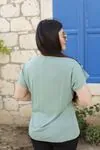 RENKTE ÖNÜ RENKLİ PUL İŞLEMELİ MİNT BLUZ
