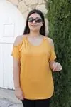 RENKTE OMUZ PENCERELİ ASKISI ZİNCİRLİ SARI BLUZ