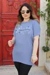 RENKTE GENİŞ KESİM TAŞ YAZI DETAYLI MAVİ TSHİRT