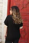 RENKTE GENİŞ KESİM ÖNÜ YAZILI SİYAH TSHİRT