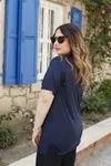 RENKTE GENİŞ KESİM FERMUARLI KOYU LACİVERT T-SHİRT