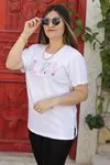 RENKTE GENİŞ KESİM PARLAK YAZILI BEYAZ TSHİRT