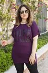 RENKTE GENİŞ KESİM ÖNÜ YAZILI MÜRDÜM TSHİRT