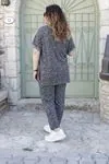 RENKTE ESNEK GENİŞ KESİM DESENLİ TAKIM
