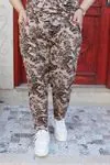 RENKTE ESNEK GENİŞ KESİM DESENLİ TAKIM