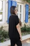 RENKTE GENİŞ KESİM ÖNÜ YAZILI SİYAH TSHİRT