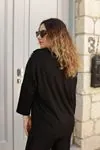 RENKTE V PAYET DETAYLI ESNEK SİYAH BLUZ
