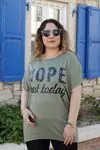 RENKTE GENİŞ KESİM ÖNÜ YAZILI HAKİ TSHİRT