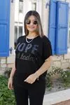 RENKTE GENİŞ KESİM ÖNÜ YAZILI SİYAH TSHİRT