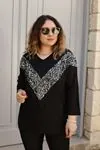 RENKTE V PAYET DETAYLI ESNEK SİYAH BLUZ