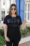 RENKTE GENİŞ KESİM ÖNÜ YAZILI SİYAH TSHİRT