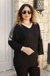 RENKTE PARLAK OMUZ DETAYLI ESNEK SİYAH BLUZ