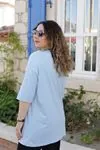 RENKTE ÖNÜ BASKILI BOYFRİEND KESİM MAVİ TSHİRT