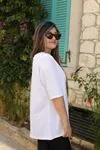 RENKTE ÖNÜ NAKIŞLI BOYFRİEND KESİM BEYAZ TSHİRT