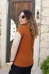 RENKTE DİK YAKA TABA TSHİRT