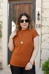 RENKTE DİK YAKA TABA TSHİRT