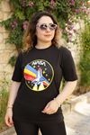 RENKTE ÖNÜ BASKILI SİYAH TSHİRT