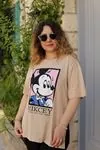 RENKTE YAN YIRTMAÇLI BASKILI VİZON T-SHİRT