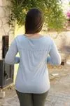 RENKTE ORJİNAL MARKA KOL KATLAMALI MAVİ BLUZ