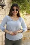 RENKTE ORJİNAL MARKA KOL KATLAMALI MAVİ BLUZ
