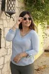 RENKTE ORJİNAL MARKA KOL KATLAMALI MAVİ BLUZ