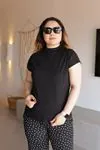 RENKTE DİK YAKA SİYAH TSHİRT