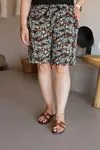 RENKTE ESNEK HELEN DESENLİ KUŞAKLI ŞORT