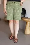 RENKTE ESNEK HELEN DESENLİ KUŞAKLI ŞORT