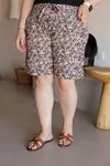 RENKTE ESNEK HELEN DESENLİ KUŞAKLI ŞORT