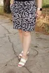 RENKTE ESNEK HELEN DESENLİ KUŞAKLI ŞORT