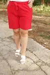 RENKTE DOKUMA KIRMIZI KUŞAKLI ŞORT